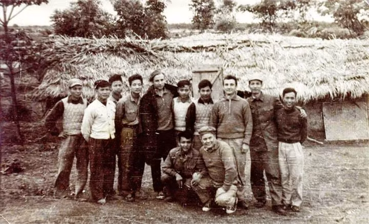 Trong thời kỳ chiến tranh Việt Nam căng thẳng, Mỹ đã mang sang nước ta nhiều loại khí tài, thiết bị hiện đại, còn Liên Xô không ít lần tung biệt kích vào chiến trường để tiếp cận, đánh cắp thông tin cũng như các thiết bị vũ khí quân sự hiện đại đó.