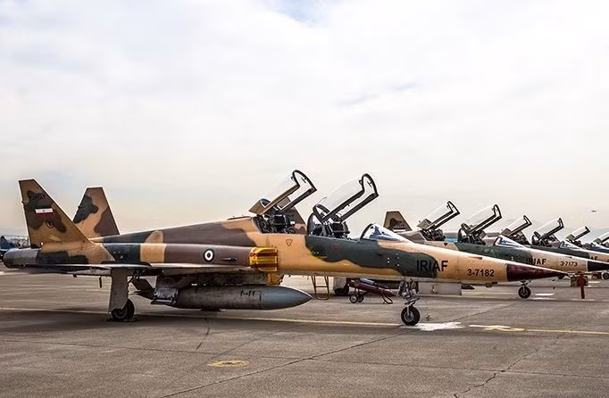 Trước khi cuộc Cách mạng Hồi giáo Iran nổ ra (năm 1979), Iran là đồng minh quan trọng của Mỹ tại khu vực Trung Đông và là tiền đồn chống Liên Xô. Vì vậy, Iran đã được Mỹ bán cho nhiều vũ khí hiện đại, nhất là máy bay chiến đấu.