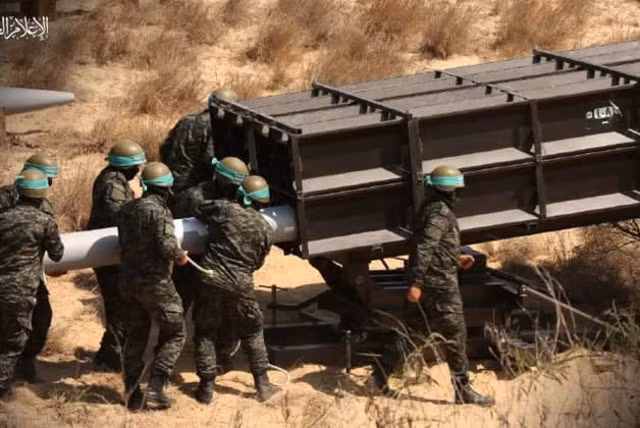 Hiện nay, tên lửa lớn nhất mà Hamas sử dụng có trọng lượng hơn 50 kg, nhưng chưa phải là lớn lắm và có thể được lắp đặt và phóng bởi hai người, nhưng tầm bắn đã vượt quá 30 km. Những tên lửa này có giá rẻ hơn nhiều, so với tên lửa Tamir đánh chặn chúng, và chỉ có giá vài trăm USD.