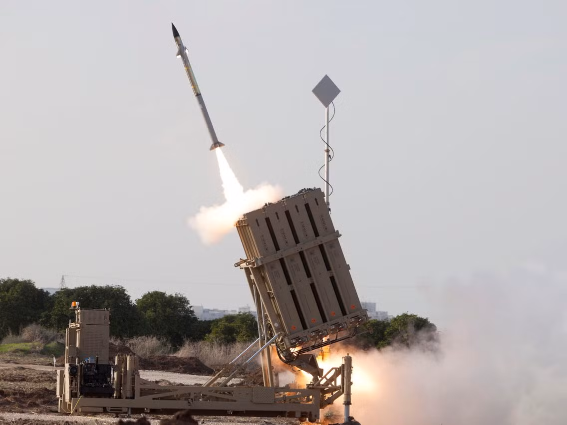 Ngoài ra, nguồn cung cấp tên lửa Tamil mà Iron Dome sử dụng rất hạn chế và đắt đỏ. Theo thông tin, Hamas đang có trong tay hàng nghìn tên lửa Kazan và các loại vũ khí khác. Để đảm bảo chắc chắn khi tiêu diệt một mục tiêu, hệ thống Iron Dome sẽ phóng liền hai tên lửa để đánh chặn một tên lửa.