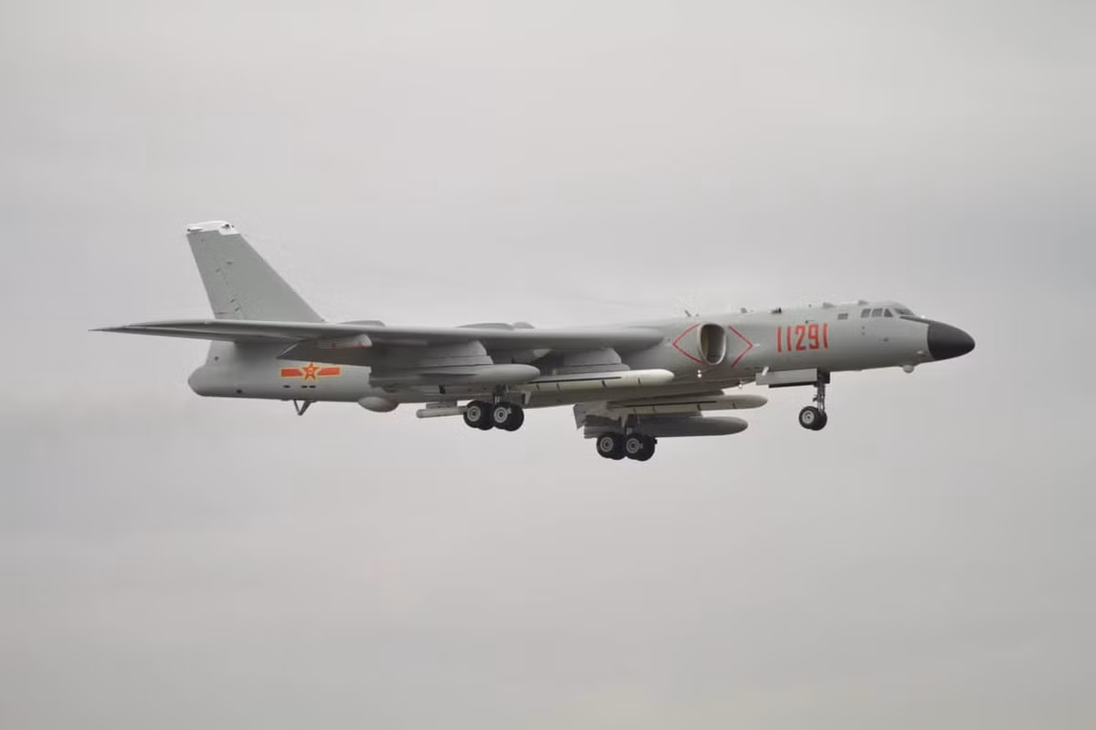 Một bản sao khác là Xi'an H-6, một máy bay ném bom hạng trung hai động cơ, dựa trên Tu-16 Badger, được Liên Xô phát triển vào đầu những năm 1950. Đây cũng là máy bay ném bom duy nhất của Không quân Trung Quốc hiện nay, nhưng tải trọng bom của H-6 chỉ là 8 tấn, ngang bằng với máy bay chiến đấu F-15 và kém xa tính năng so với B-52 của Mỹ hoặc Tu-95 Bear của Nga.