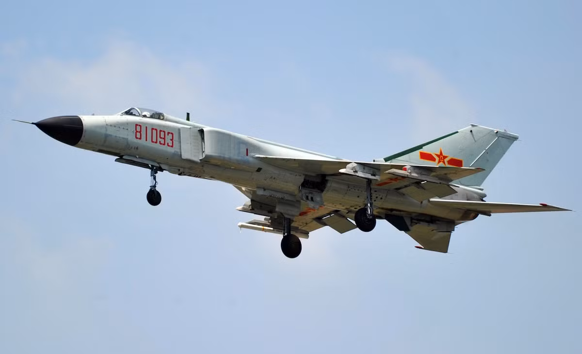 Biến thể kế nhiệm J-8II được cải tiến trên phiên bản cũ với radar của Israel và hình mũi nhọn mới, cửa hút khí chuyển sang hai bên, biến nó trở thành vũ khí hạng nặng, nhưng có tốc độ nhanh giống như tiêm kích F-4 Phantom. Khoảng 150 chiếc J-8II vẫn đang hoạt động. 