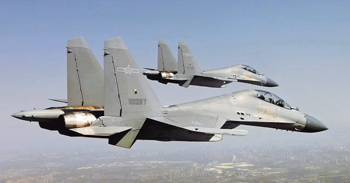 Các phiên bản từ Su-27 của Trung Quốc, về mặt lý thuyết ngang hàng với các máy bay chiến đấu thế hệ thứ tư như F-15 và F-16. Tuy nhiên, chúng được trang bị động cơ phản lực cánh quạt WS-10 sản xuất trong nước, vốn đã gặp nhiều vấn đề về kỹ thuật nghiêm trọng và khó tạo ra đủ lực đẩy.