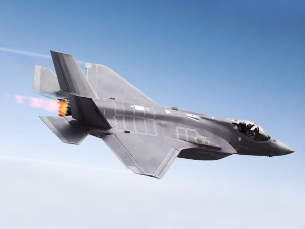 Chiến đấu cơ F-35 có khả năng tàng hình, tốc độ bay siêu thanh không cần bật đốt sau, được sử dụng cả trong Không quân (biến thể F-35A, cất và hạ cánh thông thường - CTOL), Hải quân (biến thể trên tàu sân bay F-35C - CV) và Thủy quân lục chiến Mỹ (cất cánh ngắn và hạ cánh thẳng đứng (STOVL).