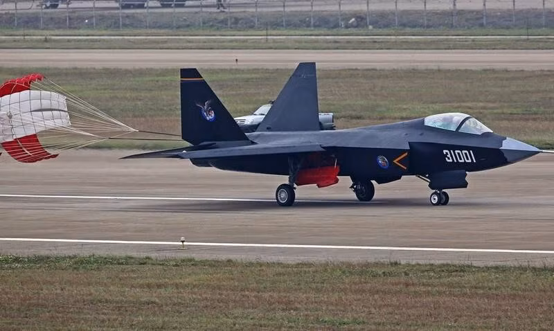 FC-31 được sản xuất bởi công ty Shenyang Aircraft Corporation, một thành viên của Tổng công ty Công nghiệp Hàng không Trung Quốc. FC-31 được Trung Quốc quảng cáo là loại máy bay chiến đấu thế hệ thứ năm, đa chức năng. Tuy nhiên chưa tổ chức quốc tế độc lập nào, công nhận tính năng tàng hình của J-31.