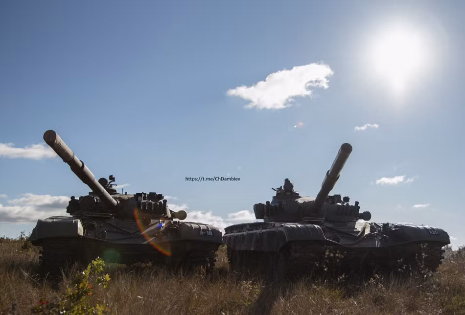Ảnh: Những chiếc xe tăng T-72 của quân đội Mỹ tại căn cứ Không quân Anglin ở bang Florida trong khuôn khổ một cuộc diễn tập. Ngoài ra, ở căn cứ này còn có một số khí tài Liên Xô/Nga khác tiêu biểu như hệ thống tên lửa phòng không tầm trung Kub 2K12.