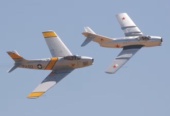 Để đáp trả, Liên Xô đã triển khai chiến đấu cơ MiG-15 hiện đại tới Triều Tiên từ tháng 11/1950. Tiêm kích F-86 và MiG-15 có nhiều điểm chung trong thiết kế, thậm chí hình dáng bên ngoài của MiG-15, còn khiến nhiều phi công Mỹ tưởng đó là những chiếc F-86 đồng minh. Tuy nhiên, mỗi dòng máy bay lại có điểm mạnh yếu khác nhau.