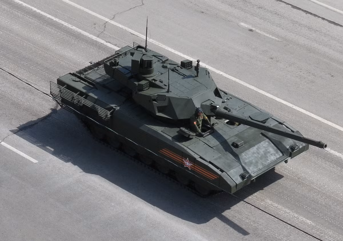 Xe tăng T-14 Armata có thể được mô tả chính xác là chiếc xe tăng “Nga” thực sự đầu tiên; được thiết kế sau khi Liên Xô sụp đổ. Công việc thiết kế cho nó bắt đầu vào năm 2010 tại Công ty Uralvagonzavod (UVZ), UVZ cũng đã thiết kế các xe tăng T-55, T-62, T-72 và T-90 trong thời kỳ Liên Xô.