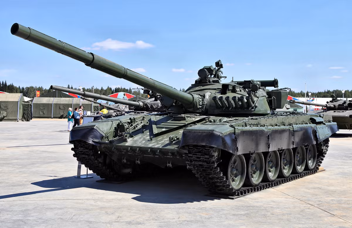 Trong Chiến tranh Lạnh, Mỹ và Liên Xô đã tham gia vào một cuộc cạnh tranh không ngừng để phát triển xe tăng chủ lực và công nghệ chống tăng tốt hơn. Mặc dù điều này đã bị dừng lại bởi sự tan rã của Liên Xô và dẫn đến việc cắt giảm ngân sách quốc phòng của cả hai bên và thế hệ xe tăng cuối cùng cũng đã đạt đến độ chín. 