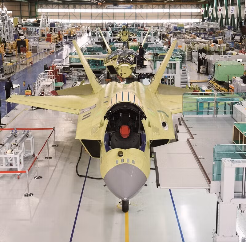 Mặc dù KF-21 có thể không phải là máy bay chiến đấu thế hệ thứ năm, nhưng nó được kỳ vọng sẽ có lợi thế xuất khẩu so với máy bay chiến đấu của Trung Quốc, Ấn Độ, Pháp, châu Âu và các nước khác, do giá rẻ hơn và giao hàng nhanh hơn.