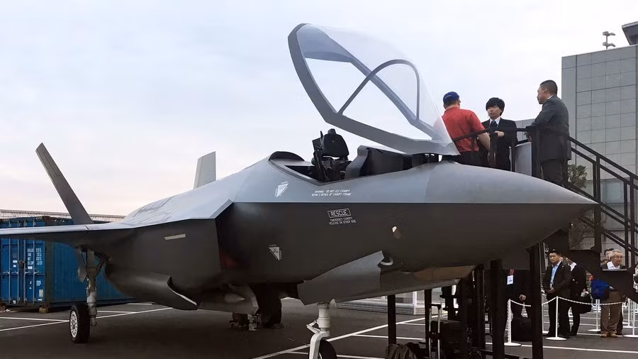 Ngoài ra chiến đấu cơ KF-21 cũng sẽ bổ sung cho 60 chiếc F-35A của Mỹ mà Hàn Quốc mua. Theo ước tính, đến năm 2028, dự kiến sẽ có 40 chiếc KF-21 được đưa vào sử dụng trong lực lượng Không quân Hàn Quốc.
