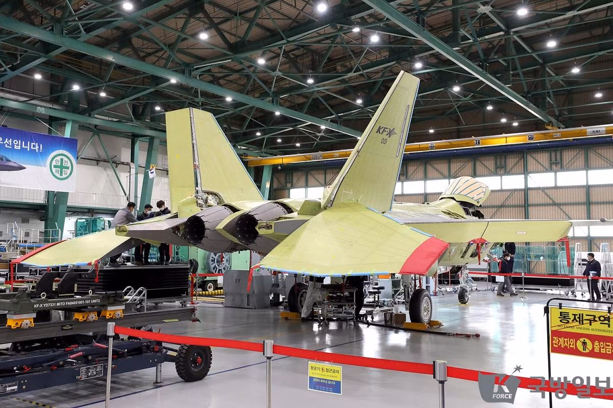 Mặc dù ở nhiều khía cạnh, KF-21 giống F-35; nhưng KF-21 là tiêm kích hai động cơ, còn F-35 là tiêm kích một động cơ. Nguyên mẫu KF-21 sử dụng động cơ F414-GE-400K của General Electric và Công ty sẽ tiếp tục cung cấp 240 động cơ cho 120 máy bay chiến đấu KF-21.
