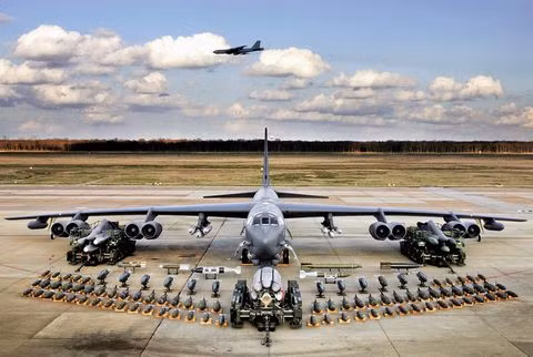 Không quân Mỹ hiện có trong biên chế hơn 70 chiếc B-52 và trong trường hợp xảy ra xung đột, họ có thể triển khai hàng chục chiếc máy bay ném bom chiến lược này đến khu vực châu Á - Thái Bình Dương, hoặc bay thẳng từ các căn cứ ở Mỹ, đến thực hiện nhiệm vụ trên vùng chiến sự Thái Bình Dương.