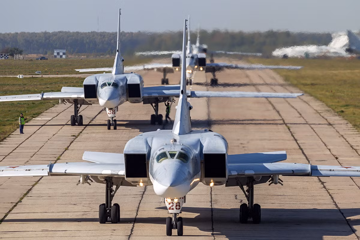 Tu-22M3 là phiên bản hiện đại hóa của Tu-22M2 của Liên Xô, một máy bay ném bom siêu thanh đa chế độ chiến lược, được thiết kế để tấn công các mục tiêu trên lãnh thổ đối phương. Tu-22M3 có thể đạt tốc độ tối đa lên đến 2300 km/h. Nga có khoảng 60 máy bay như vậy trong biên chế.