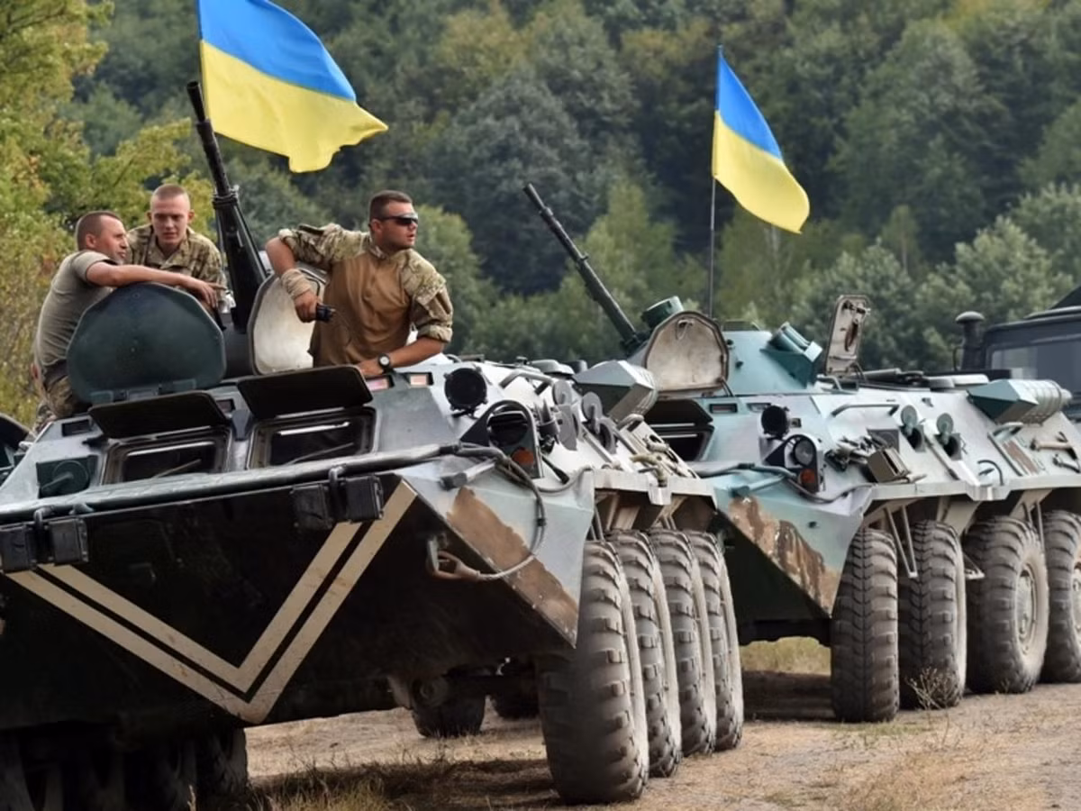 Thiết giáp Nga và Ukraine có đặc điểm chung là chủ yếu sử dụng các dòng xe BTR, BMP từ thời Liên Xô. Tuy nhiên số lượng xe bọc thép của Ukraine đang có xu hướng giảm và chất lượng bị đánh giá yếu hơn so với Nga, trong khi các dòng xe thiết giáp mới của Nga vẫn được nhiều quốc gia tin dùng.
