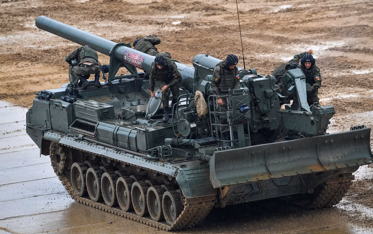 Cụ thể trong biên chế của Nga, pháo kéo có 5.000 khẩu các loại nổi tiếng nhất là D-30 122mm. Pháo tên lửa có 4.000 xe các loại, nổi tiếng nhất là pháo phản lực phóng loạt Tornado-G, BM-30 Smerch và BM-27 Uragan. Cuối cùng là 6.500 khẩu pháo tự hành, nổi tiếng nhất là pháo tự hành 2S19 Msta và 2S3 Akatsiya, ngoài ra còn có khẩu cối khổng lồ 2S4 Tuylip.