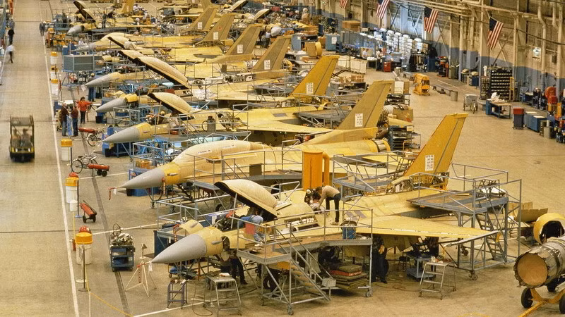 Tính đến cuối năm 2020, đã có hơn 4.600 chiếc F-16 đã được sản xuất. Mặc dù thiết kế của chiếc máy bay này đã có từ lâu, nhưng giá của mẫu cải tiến mới nhất là F-16V, vẫn có giá thành cực cao.