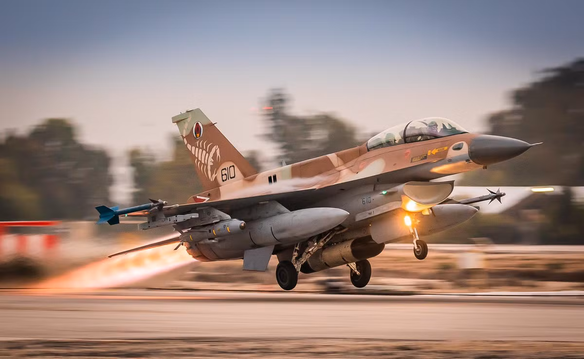 Thành công của lực lượng không quân Mỹ và Israel trong bảy mươi lăm năm qua, là nhờ vào các phi hành đoàn được đào tạo bài bản. Một số nhà phân tích lưu ý rằng, các phi công quân sự Nga ngày nay nhận được ít giờ bay huấn luyện hơn so với các đồng nghiệp phương Tây. 