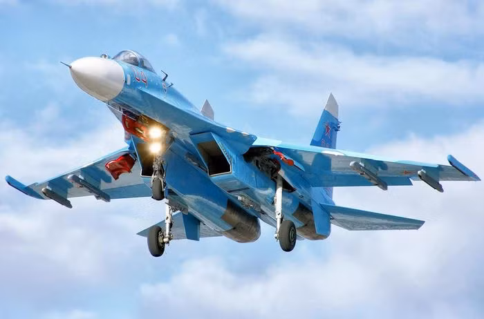Tiêm kích Su-27 mang ít vũ khí hơn, với 6 tên lửa không đối không R-27, tầm bắn 120km, có hệ thống dẫn đường bán tự động để truy tìm mục tiêu. Một số vũ khí khác đi kèm như súng máy GSh-30 30 mm hay 4 tên lửa R-73.