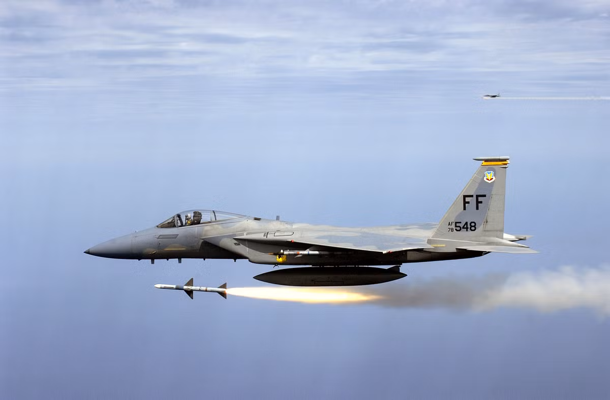 Nếu F-15 đối đầu với Su-27, các chiến đấu cơ Mỹ sẽ phát hiện ra các tiêm kích của Nga trước. Một khi Su-27 rơi vào tầm bắn của AIM-120, phi công của F-15 sẽ khai hỏa tên lửa và thường là liền một lúc 2 quả. Điều này có thể tiêu diệt ngay Su-27 nhờ yếu tố bất ngờ và tốc độ cao của AIM-120.