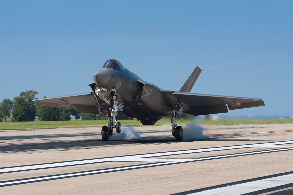 Hiện nay F-35 vẫn phải tiếp tục đối phó với những thách thức về công nghệ và tiến bộ của các đối thủ cạnh tranh của nó. Vấn đề này cũng tiếp tục làm đội giá của F-35 lên, do nó tiếp tục phải nâng cấp, để đối phó với các thách thức mới.