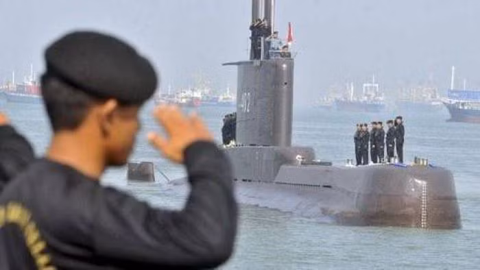 Hải quân Indonesia hiện sở hữu 5 tàu ngầm tấn công diesel - điện, gồm KRI Cakra và KRI Nanggala do Đức chế tạo, cùng ba chiếc lớp Chang Bogo do Hàn Quốc sản xuất (cũng có nguồn gốc từ Đức).