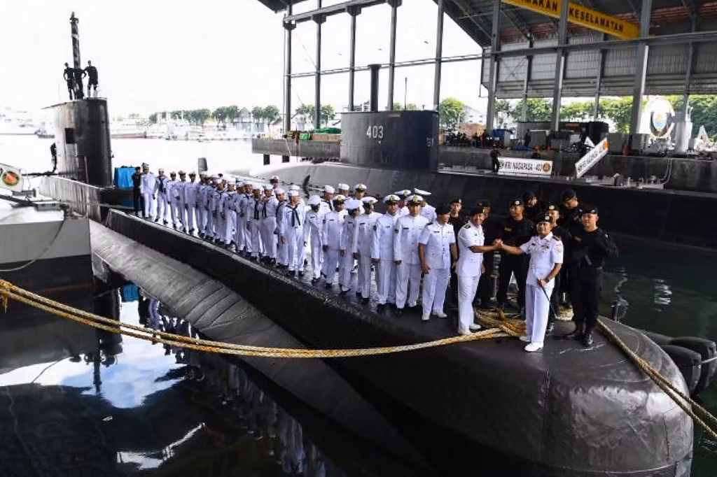 Tàu ngầm KRI Langgala 402 của Hải quân Indonesia là phiên bản thuộc lớp tàu ngầm Type 209 do Đức sản xuất, đây từng là mẫu tàu ngầm đắt khách nhất của Đức, do ưu thế giá rẻ nhưng chất lượng rất tốt.