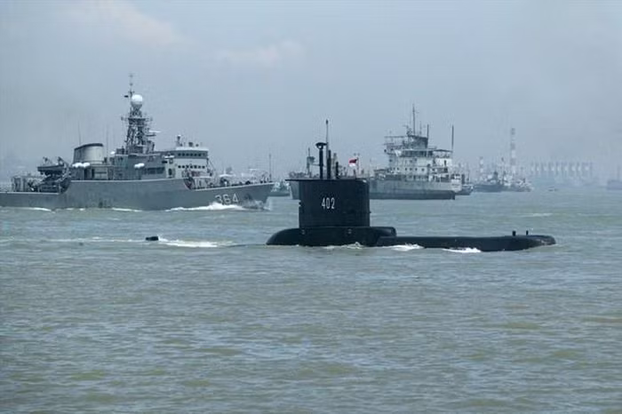 Về vũ khí, tàu ngầm KRI Nanggala 402 trang bị 8 ống phóng ngư lôi cỡ 533 mm và mang được tối đa 14 quả ngư lôi đa dụng SUT 264. Đây là loại ngư lôi hạng nặng của Đức, có đường kính 533 mm, được đưa vào phục vụ năm 1967. SUT 264 có khả năng diệt cả mục tiêu tàu mặt nước và tàu ngầm đối phương.