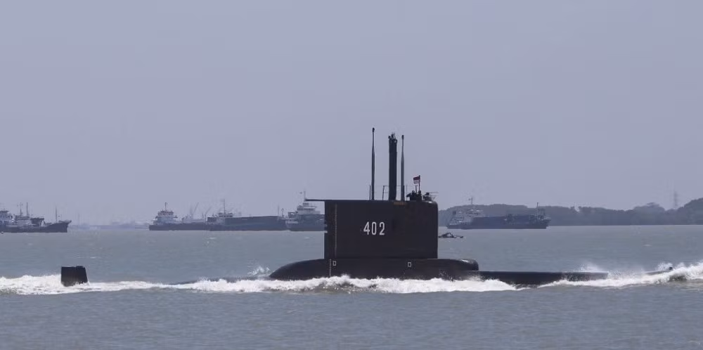 Trong khi đó, ông Nghị sĩ và cựu tướng quân đội Indonesia là Hasanuddin, nghi ngờ tàu ngầm KRI Nanggala bị chìm do sau đợt đại tu ở Hàn Quốc giai đoạn 2010-2012, con tàu này không chỉ thay linh kiện mà còn bị tác động vào cấu trúc, đặc biệt là hệ thống phóng ngư lôi.
