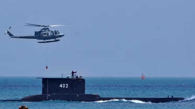Chiếc KRI Nanggala 402 có lượng giãn nước 1.300 tấn, tàu được khởi đóng năm 1978 và Indonesia nhận bàn giao vào tháng 10/1981. Chi phí Indonesia bỏ ra để mua tàu ngầm này không được tiết lộ, nhưng mẫu tàu ngầm Type 209 biến thể 209/1400, được cho là có mức giá 285 triệu USD năm 2006.