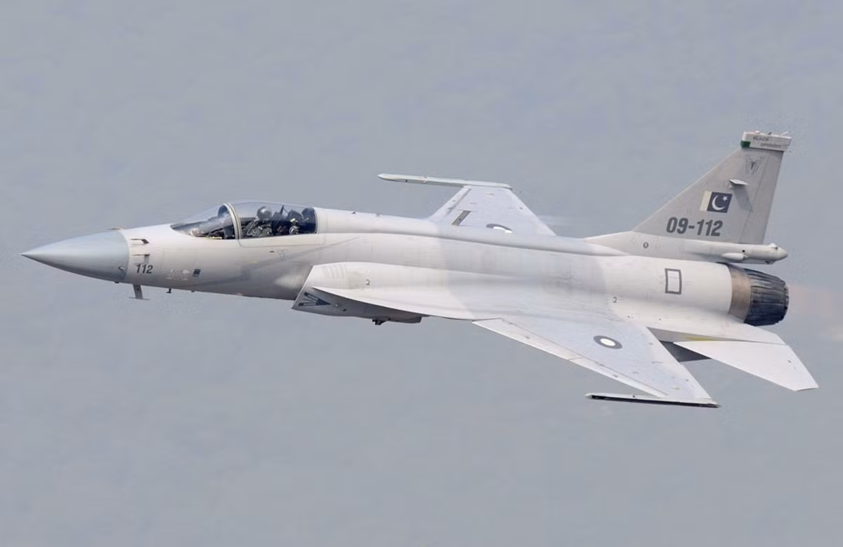 Ngay khi máy bay JF-17 ra đời, Trung Quốc tuyên bố không sử dụng loại chiến đấu cơ này, mà chủ yếu trang bị cho Pakistan và xuất khẩu sang các quốc gia thế giới thứ ba, nhất là các quốc gia ở châu Phi và Nam Á.