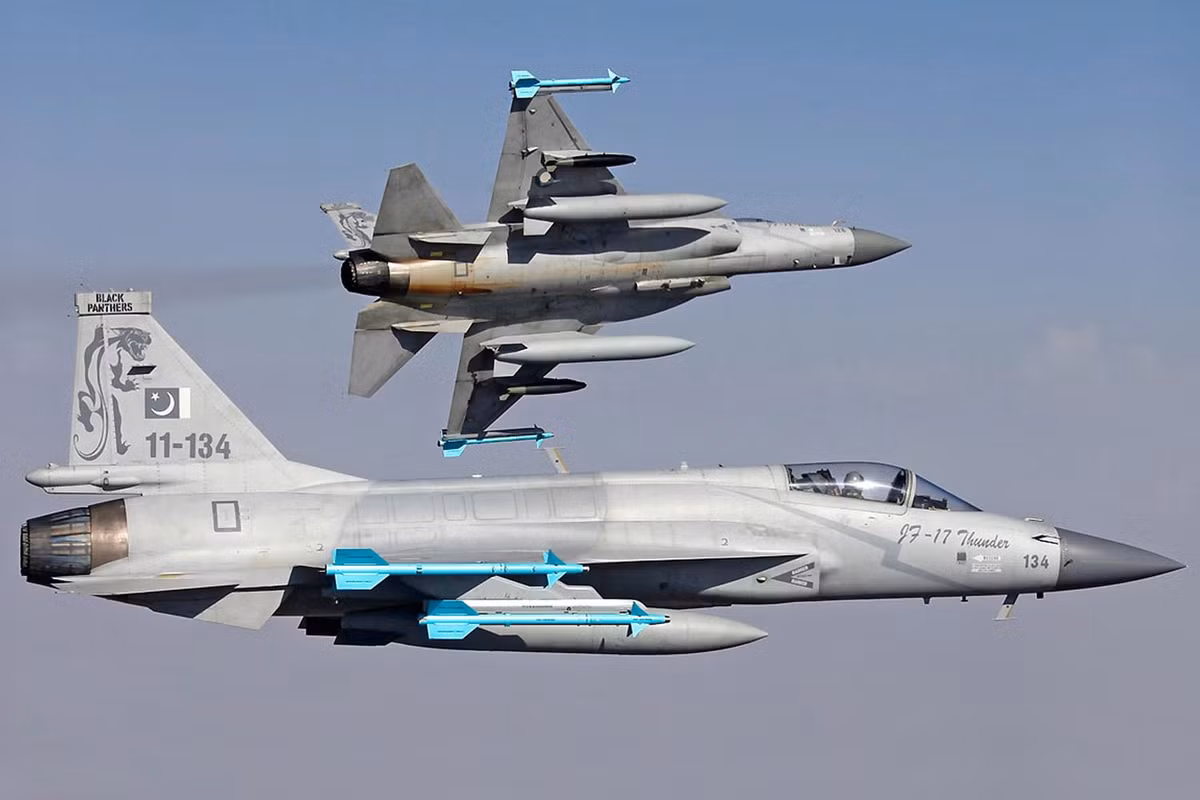 Trong biên chế của Không quân Pakistan, JF-17 cũng chỉ là loại chiến đấu đóng vai trò dự bị cho số chiến đấu cơ F-16 mà nước này mua của Mỹ và thập niên 1980 và đầu niên 1990. Rất nhiều chiếc JF-17 đã phải nằm đất vì lỗi nứt vỏ và trục trặc về động cơ.