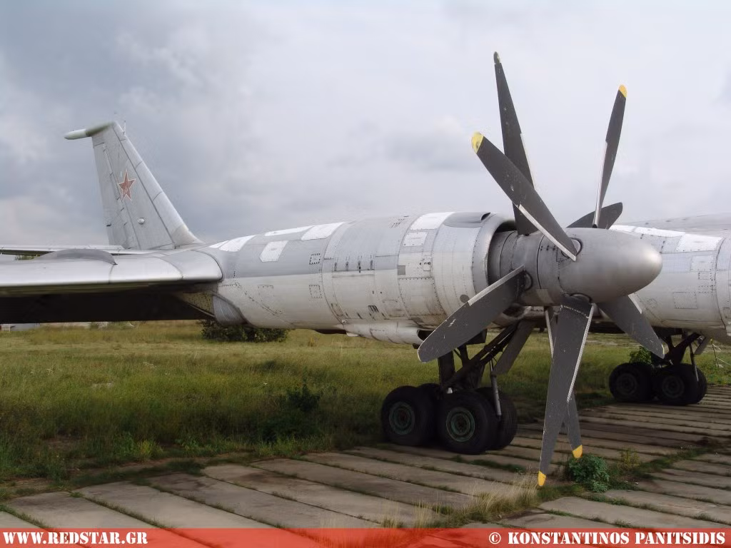 KN-12 sử dụng hai bộ cánh quạt quay ngược chiều, thiết kế này giúp động cơ có công suất rất mạnh, nhưng phát ra tiếng ồn rất lớn. Tuy nhiên, yêu cầu của máy bay ném bom chiến lược là tải trọng, thay vì phải giữ bí mật, nên tiếng ồn không hề ảnh hưởng.