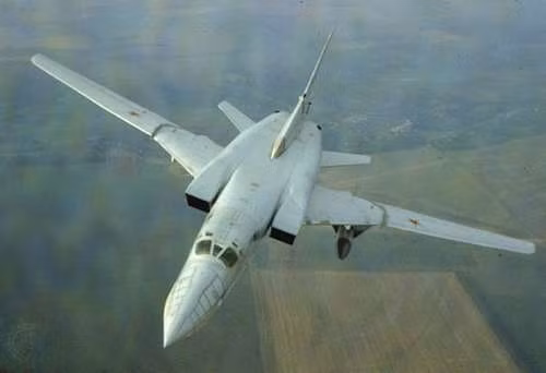 Máy bay ném bom Tu-22M mang một lượng bom đáng nể, và có thể bay với tốc độ tối đa Mach 1,88. Điều thú vị là nó có một khẩu pháo 23mm hai nòng ở đuôi, được điều khiển từ xa để phòng vệ tầm gần.