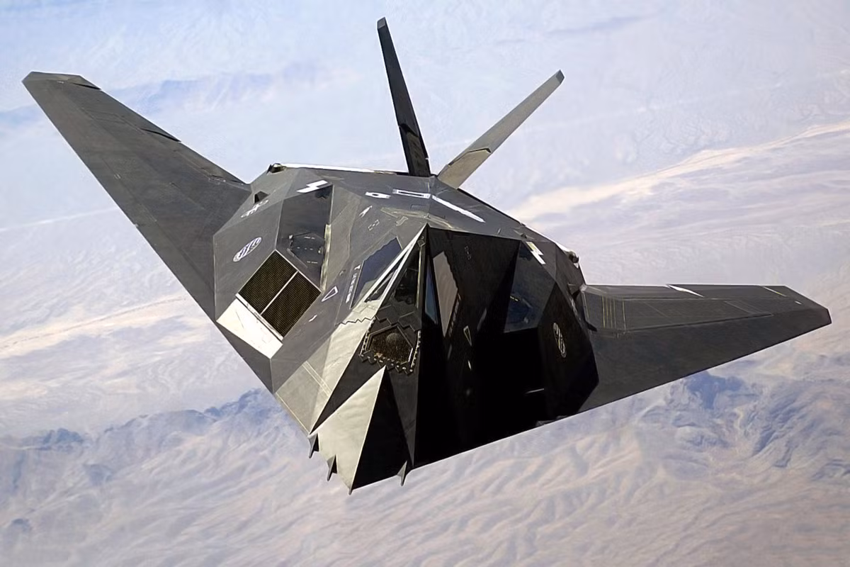Đi vào hoạt động trong không quân Mỹ vào cuối năm 1983, F-117 Nighthawk là máy bay cường kích phản lực đầu tiên trên thế giới, được chế tạo theo thiết kế tàng hình và nhằm thâm nhập mạng lưới phòng không dày đặc và tinh vi nhất thế giới của Liên Xô.