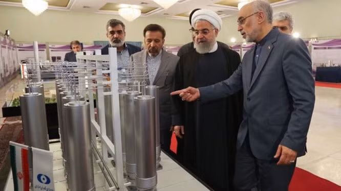 Nếu không tiến hành chiến tranh với Iran, Mỹ còn "cây gậy" là vũ khí "cấm vận"; với việc xiết chặt thêm cấm vận, làm cho Iran "sống còn khổ hơn chết", và dù Iran có chế tạo được vũ khí hạt nhân đi chăng nữa, cũng không thể "xưng hùng, xưng bá" được ở trong khu vực, chứ đừng nói là trên thế giới.