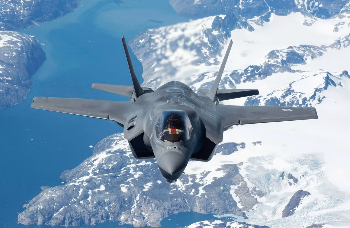 Việc mua hai hoặc ba chục chiếc F-35 sẽ không mang lại lợi ích gì cho Ukraine về mặt quân sự. Sự cân bằng lực lượng trên không với Nga sẽ không bao giờ đạt được; nhưng việc này sẽ tốn rất nhiều ngân sách quốc phòng của và cản trở việc tái vũ trang của Ukraine.