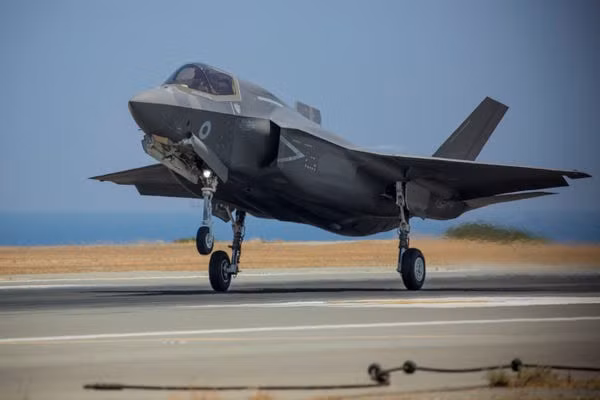 Hãng Lockheed Martin hứa rằng, đến năm 2025, hãng sẽ giảm chi phí cho một giờ bay F-35 xuống “chỉ còn” 25.000 USD. Thực tế này sẽ yêu cầu một hợp đồng dịch vụ độc quyền với họ, và muốn được hưởng dịch vụ này, các quốc gia sử dụng F-35 lại tiếp tục chi thêm tiền.