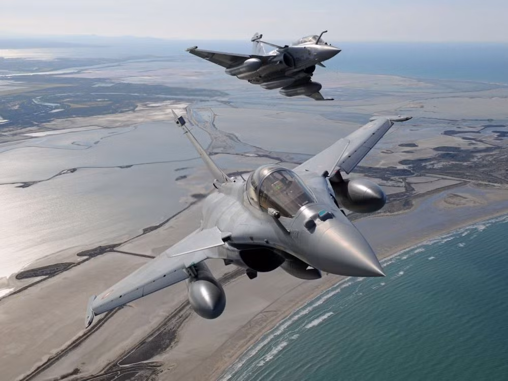 Rafales sở hữu khả năng cơ động vượt trội hơn Su-35 trong một cuộc không chiến tầm gần và có khả năng bay ở tốc độ siêu âm với mức tiêu hao nhiên liệu ít hơn, vượt trội hơn nhiều so với các máy bay chiến đấu J-10, J-11 và Su-27 của Trung Quốc.