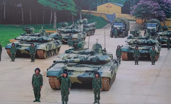 Những trang bị có thể dễ nhìn thấy là 64 chiếc xe tăng chủ lực T-90S mới nhận từ Nga, kèm theo đó là những chiếc xe tăng T-54 được ngành công nghiệp quốc phòng nước ta tự nâng cấp, bắt đầu được trang bị đại trà cho các đơn vị, đã tạo ra bước thay đổi lớn về chất, đối với lực lượng đột kích mạnh, có truyền thống “Đã ra quân là đánh thắng”.
