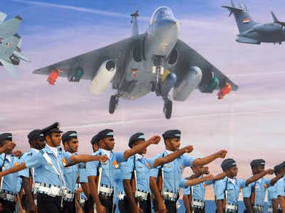 Chuyên gia Ấn Độ cũng đề cập, không riêng gì việc mua máy bay chiến đấu Rafale, mà ngay Qatar, khi họ mua chiến đấu cơ hạng nặng F-15 đầu tiên của Mỹ, giá đắt hơn rất nhiều so với lô F-15 thứ hai. Đây luôn là vấn đề chung ở mọi nơi.