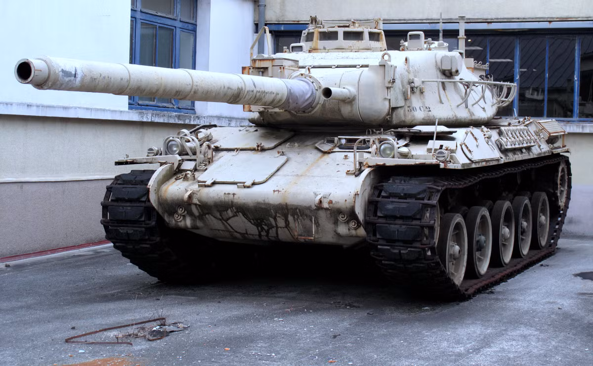 Đến cuối những năm 1970, quân đội Pháp biết rằng, xe tăng chủ lực AMX-30 của họ, không thể đánh bại các loại xe tăng mới nhất của Liên Xô như T-72. Người Pháp muốn độc lập phát triển một mẫu xe tăng, có khả năng tấn công mạnh như xe tăng M1 Abrams, nhưng cũng nhẹ hơn và được bảo vệ tốt hơn xe tăng Mỹ. Ảnh: Xe tăng AMX-30.