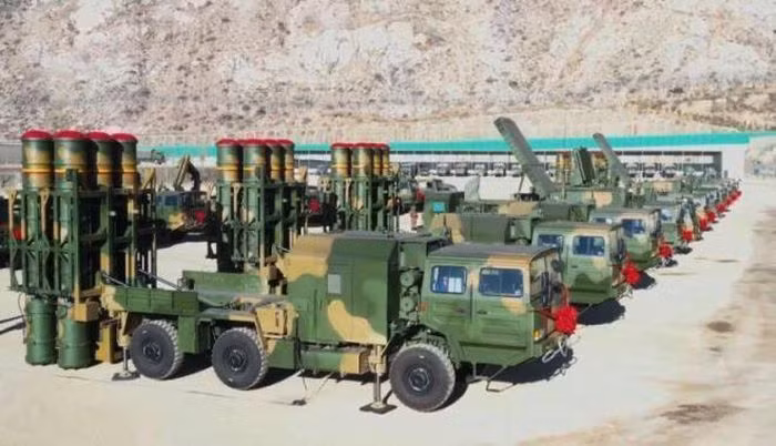 Biến thể HQ-16B có phạm vi tác chiến mở rộng lên 70 km, trong đó phạm vi hoạt động của nền tảng ban đầu chỉ giới hạn ở 40 km và có nhiều cảm biến cùng các biện pháp đối phó chiến tranh điện tử tiên tiến hơn. Biến thể HQ-16C hiện đang trong giai đoạn thử nghiệm, nhưng dự kiến sẽ đi vào hoạt động trước năm 2023.