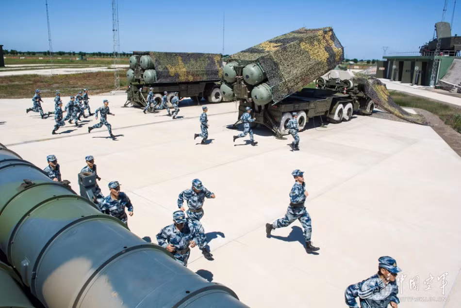 Trung Quốc đã đặt hàng chiến đấu cơ Su-27 và S-300PMU của Liên Xô ngay vài tháng sau khi Iraq bị đánh bại. Kế hoạch của nước này là phát triển hai máy loại bay chiến đấu mới được tối ưu hóa cho vai trò chiếm ưu thế trên không và các chế tạo các hệ thống phòng không trên mặt đất mới.