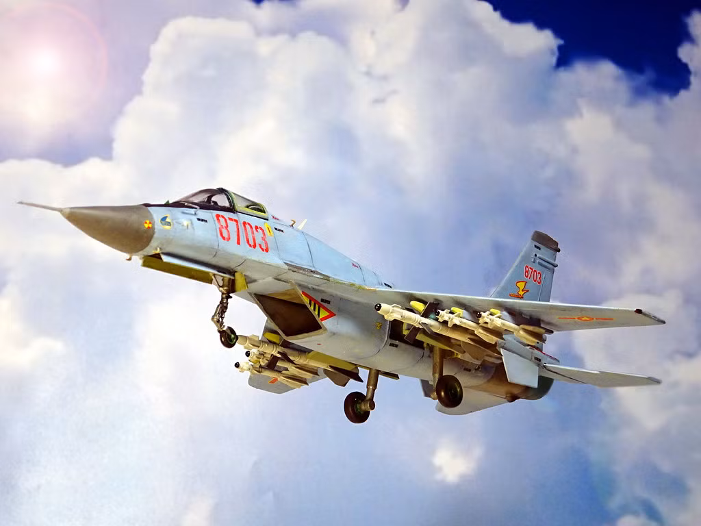 Mặc dù được gọi là "F-16sky", nhưng tiêm kích một động cơ MiG-33 lại nhỏ hơn đáng kể so với F-16 về kích thước và trọng lượng. MiG-33 dự kiến lắp một động cơ phản lực cánh quạt Klimov RD-33 (giống như động cơ của tiêm kích hai động cơ MiG-29).