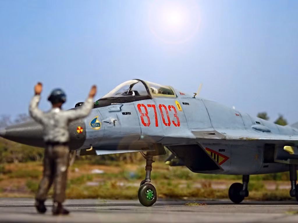 Do động cơ RD-33, có sức đẩy chỉ 8,3 tấn, nên MiG-33 chỉ xếp là máy bay chiến đấu hạng nhẹ. Ở một khía cạnh nào đó, MiG-33 có thể được coi là phiên bản một động cơ của tiêm kích MiG-29. Do trọng lượng và độ phức tạp giảm đáng kể, nên chi phí chế tạo và sử dụng MiG-33 sẽ rẻ hơn MiG-29 nhiều, và nó có thể trở thành mẫu máy bay kế nhiệm lý tưởng nhất của MiG-21.