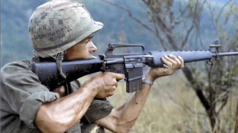 Trong khi súng trường tiến công M-16 có một khởi đầu khó khăn ở chiến trường Việt Nam, nhưng nhờ có những cải tiến liên tục, nên hiện nay, ngày càng nhiều quốc gia chuyển sang sử dụng mẫu súng trường tiến công này.