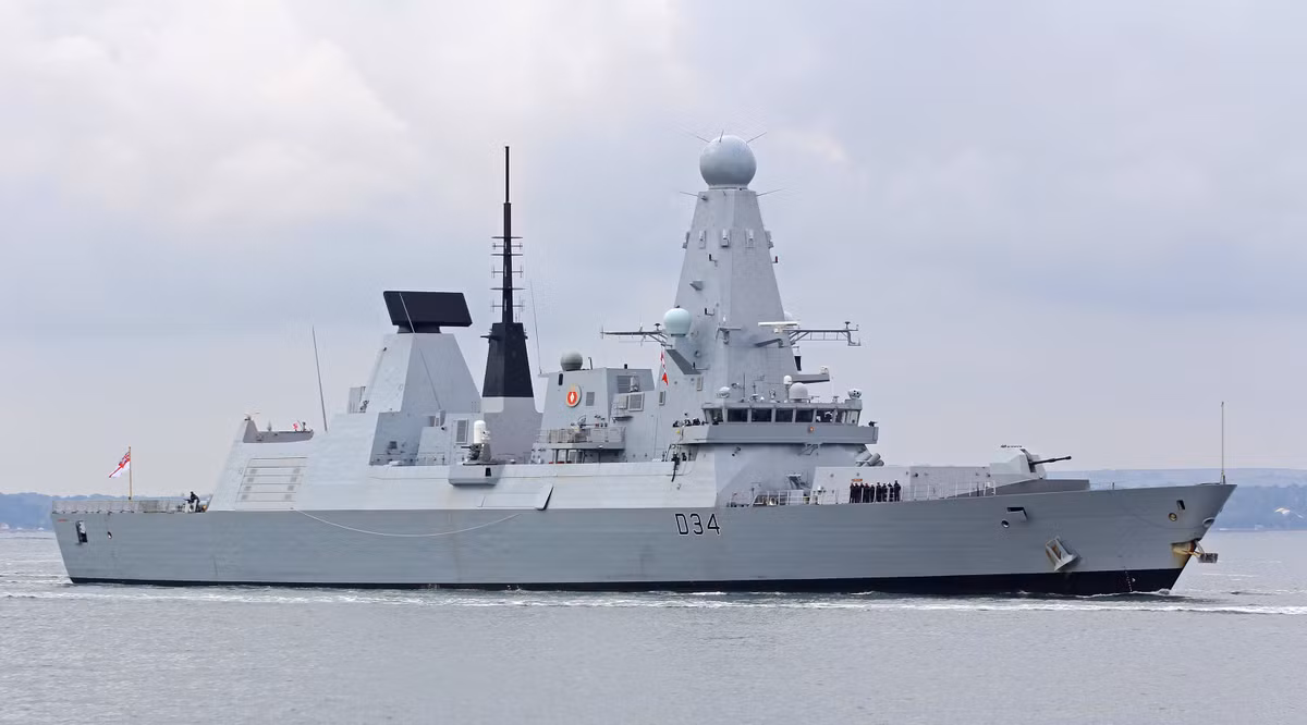 Bộ Quốc phòng Anh không nêu rõ nguyên nhân gây ra sự cố với chiếc tàu khu trục HMS Diamond, khiến nó phải dừng hoạt động; nhưng điều này rất có thể liên quan đến các vấn đề về sức mạnh và độ tin cậy của động cơ, lâu nay vốn được nhiều phương tiện truyền thông Anh đồn đoán.