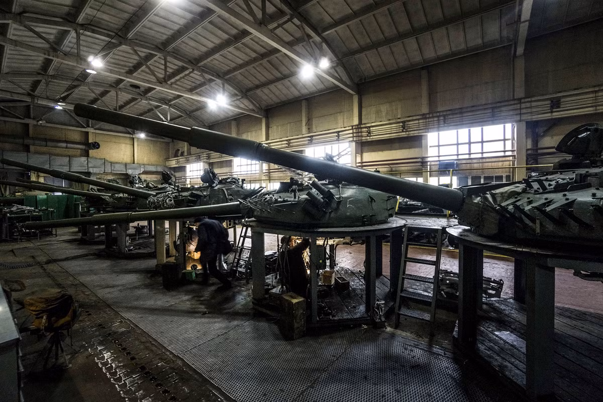 T-64 ngày nay là loại xe chủ lực của các đơn vị xe tăng Ukraine, với ước tính khoảng 720 chiếc trong biên chế cùng với khoảng 100 xe tăng T-72 và 5 xe tăng T-84, trong đó T-84 là một phiên bản cải tiến sau khi Liên Xô tan rã của T-80 được sản xuất chủ yếu để xuất khẩu.
