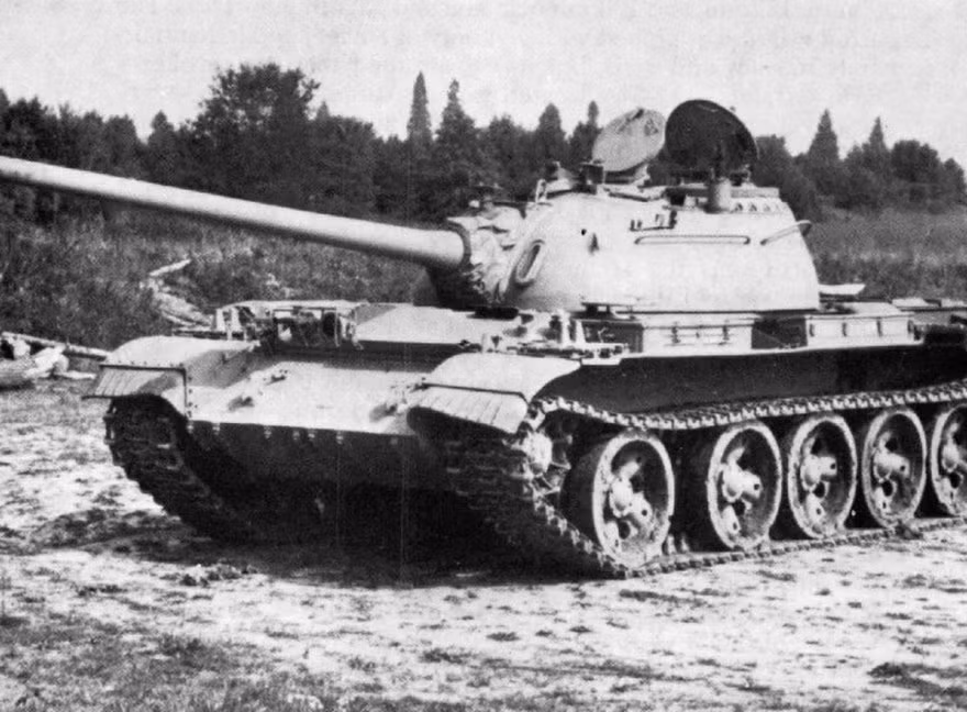 Sau năm 1945, các quốc gia chuyển sang chế tạo xe tăng chiến đấu chủ lực, có đủ hỏa lực và giáp để chọc thủng hệ thống phòng thủ của đối phương, giống như xe tăng hạng nặng; đồng thời đủ khả năng cơ động để làm các mũi đột phá như xe tăng hạng trung và hạng nhẹ; tiêu biểu như M-48 của Mỹ hoặc T-54 của Liên Xô và vẫn còn được sử dụng đến ngày nay. Nguồn ảnh: Pinterest.